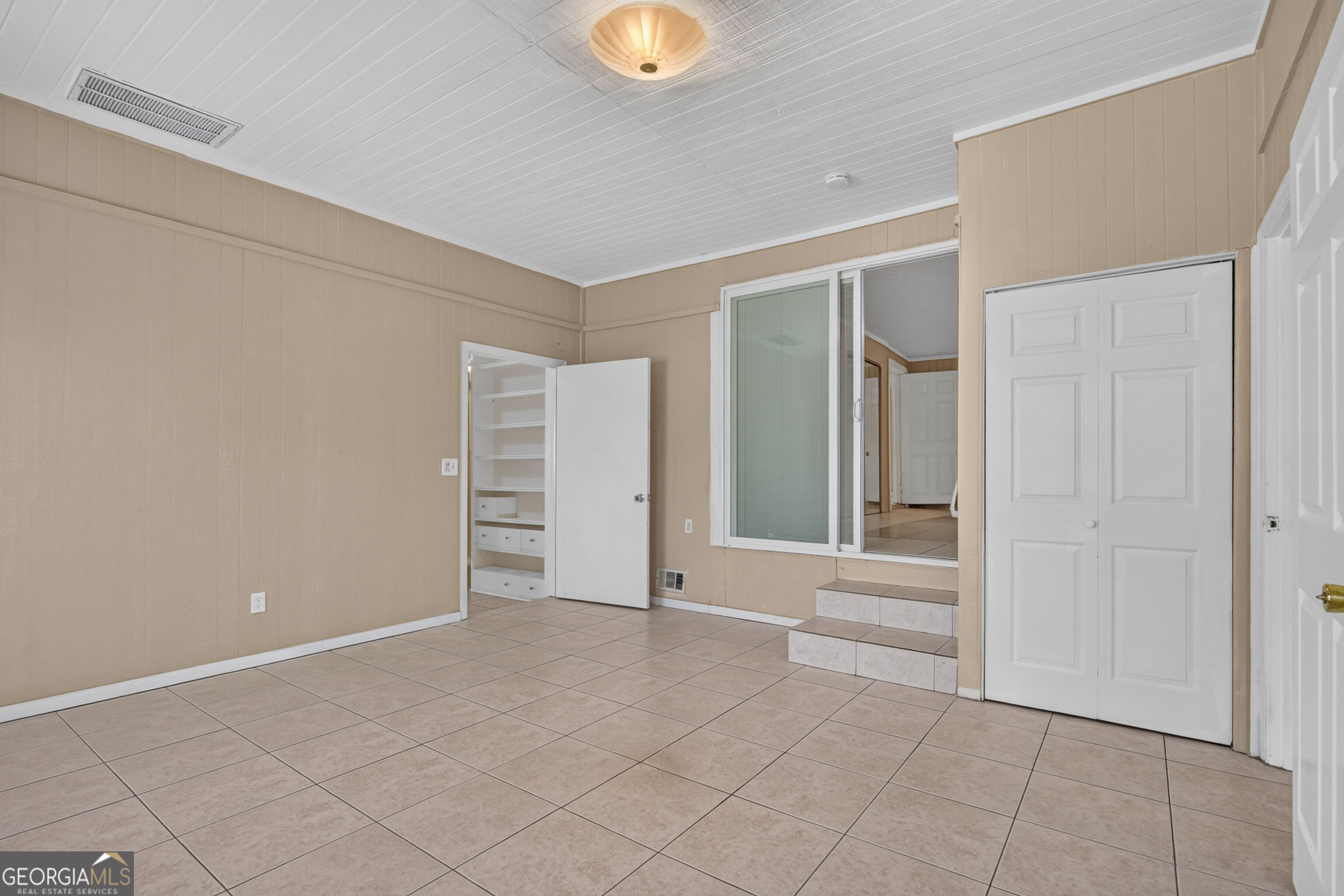 2229 Lee Street Property Photo 15