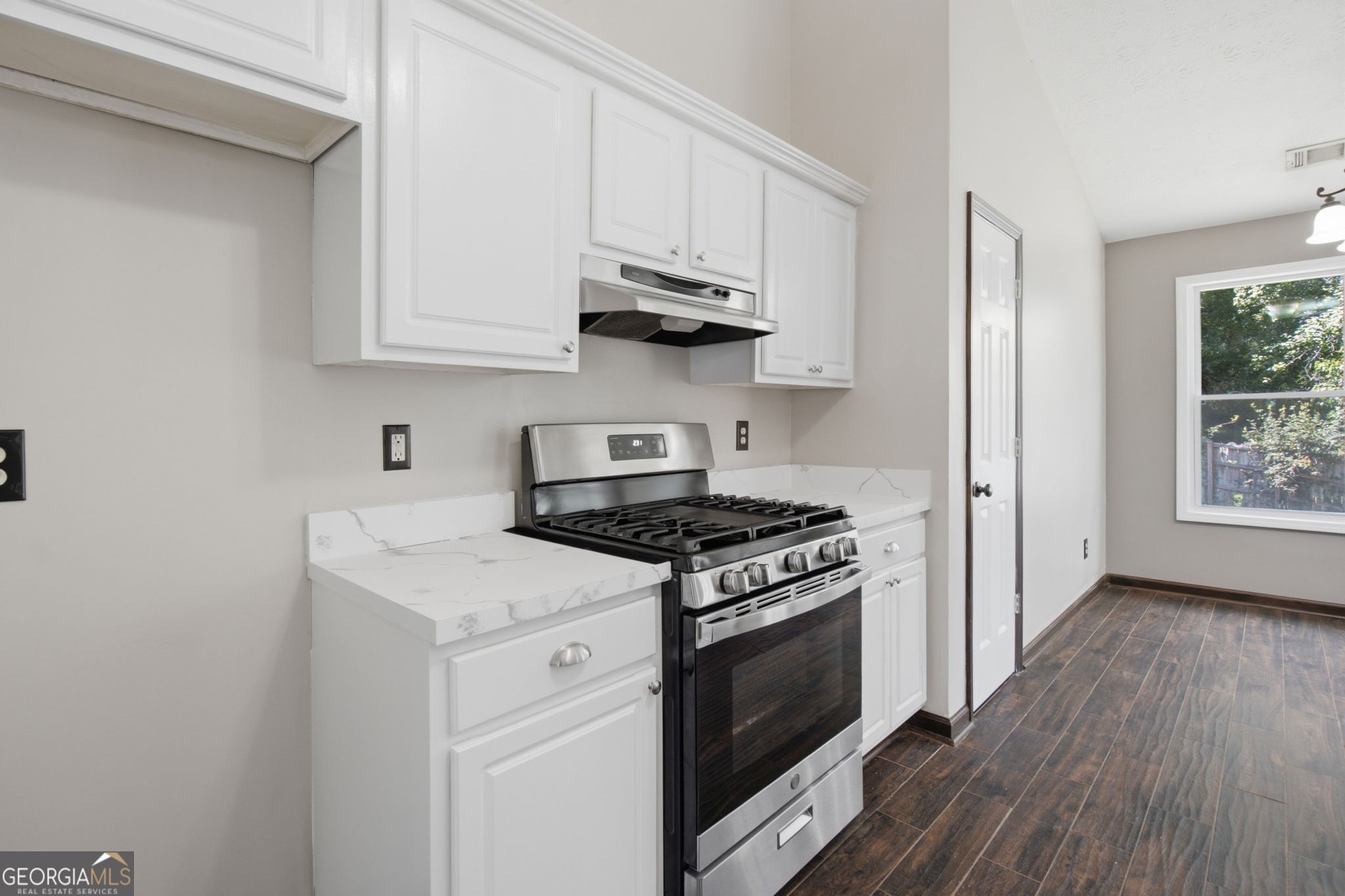 6078 Hillsdale Circle Property Photo 15
