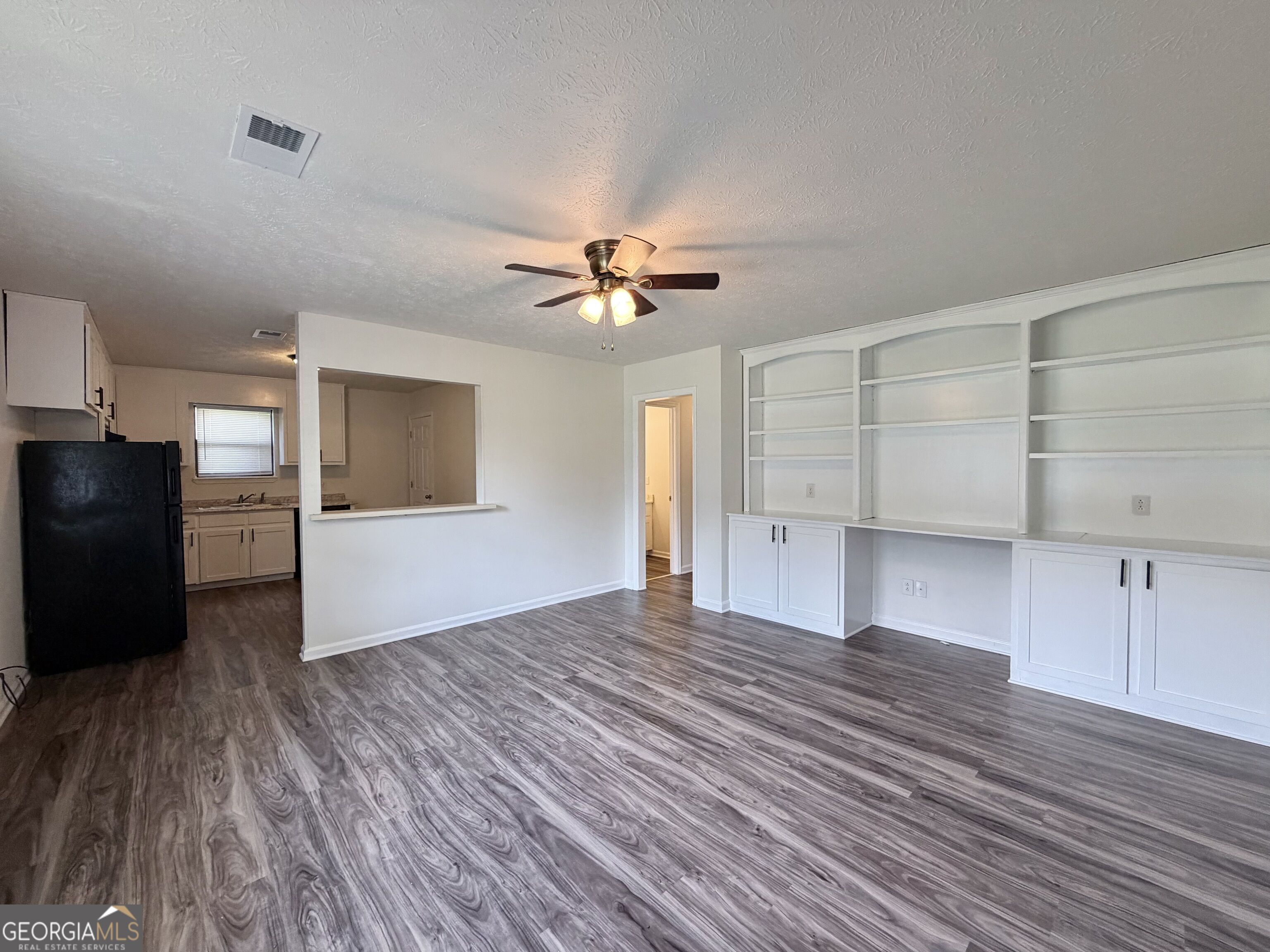 212 E Paces Drive Property Photo 3