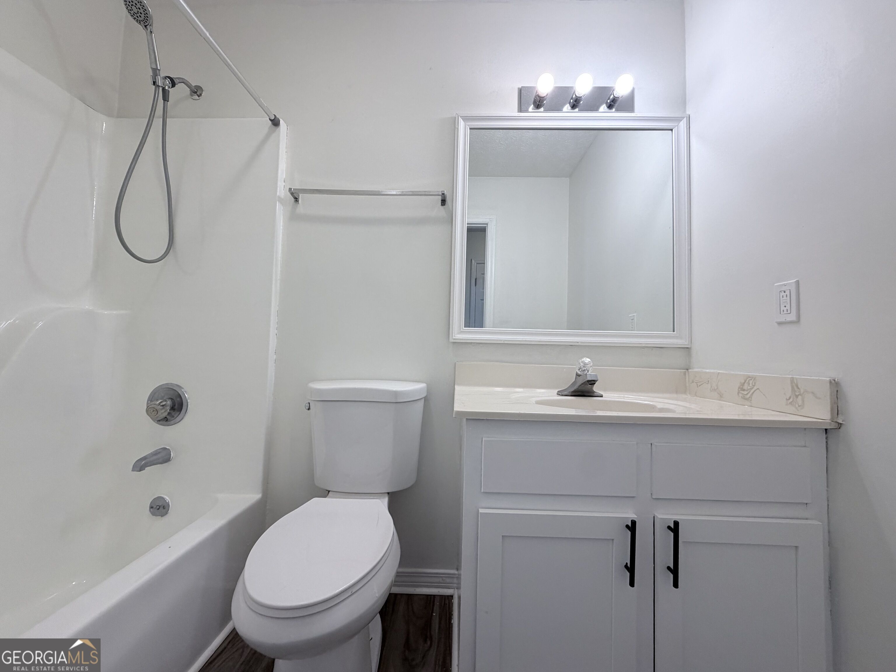 212 E Paces Drive Property Photo 6