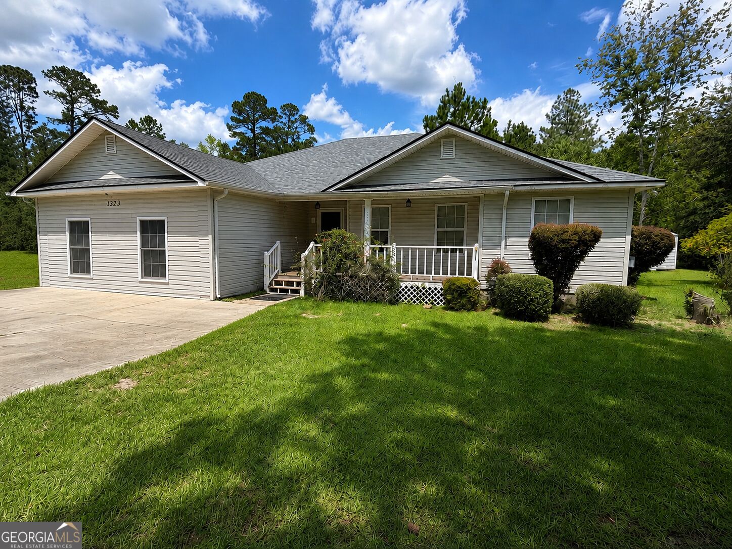 1323 N Grossman Drive Property Photo 1