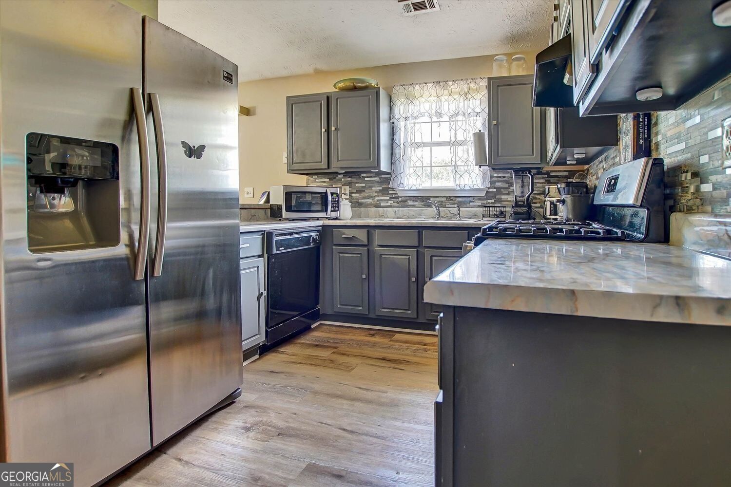 140 Greenleaf Drive Property Photo 10