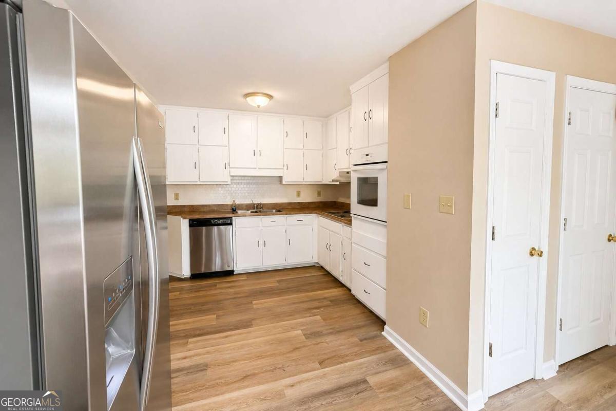 220 Winding Stream Trail Property Photo 4