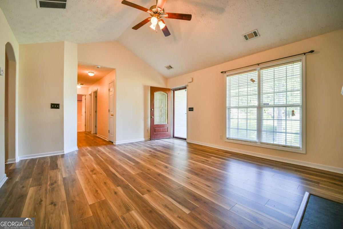 524 Greenfield Drive Property Photo 6