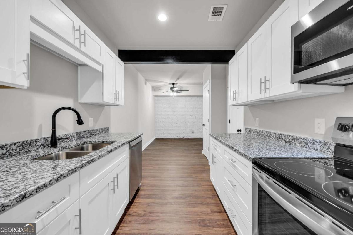 86 S Forest Avenue # B Property Photo 4