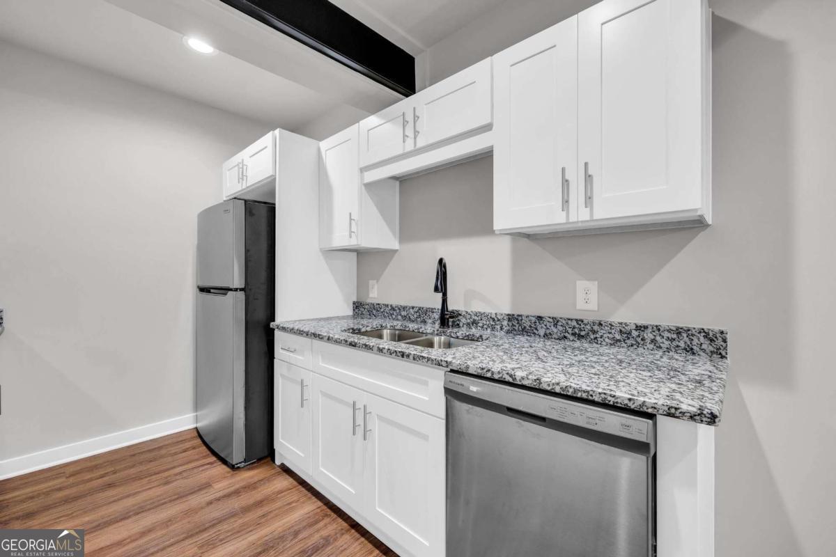86 S Forest Avenue # B Property Photo 6