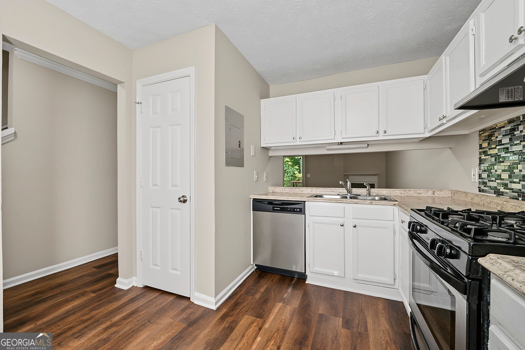 2041 Charter Manor Property Photo 3