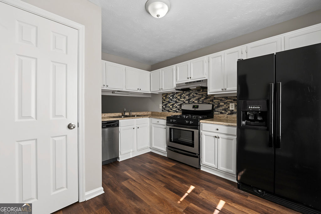 2041 Charter Manor Property Photo 4