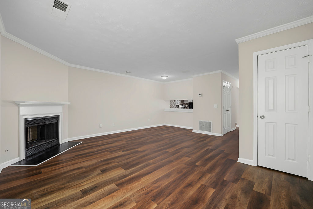 2041 Charter Manor Property Photo 5