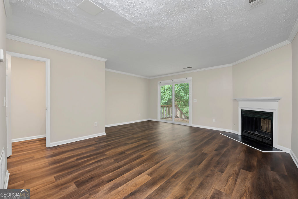 2041 Charter Manor Property Photo 6