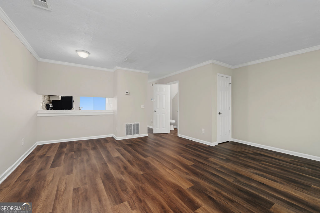 2041 Charter Manor Property Photo 7