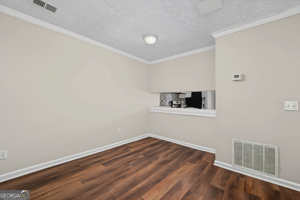2041 Charter Manor Property Photo 8