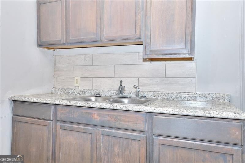 1080 Valley View Road Se Property Photo 4
