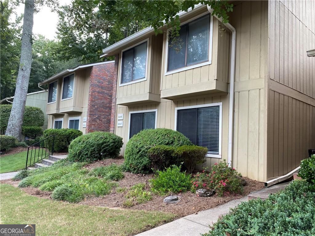 2207 Surrey Court SE Property Photo 1