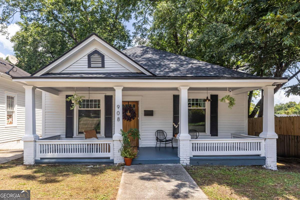 908 Oakhill Avenue SW Property Photo 1