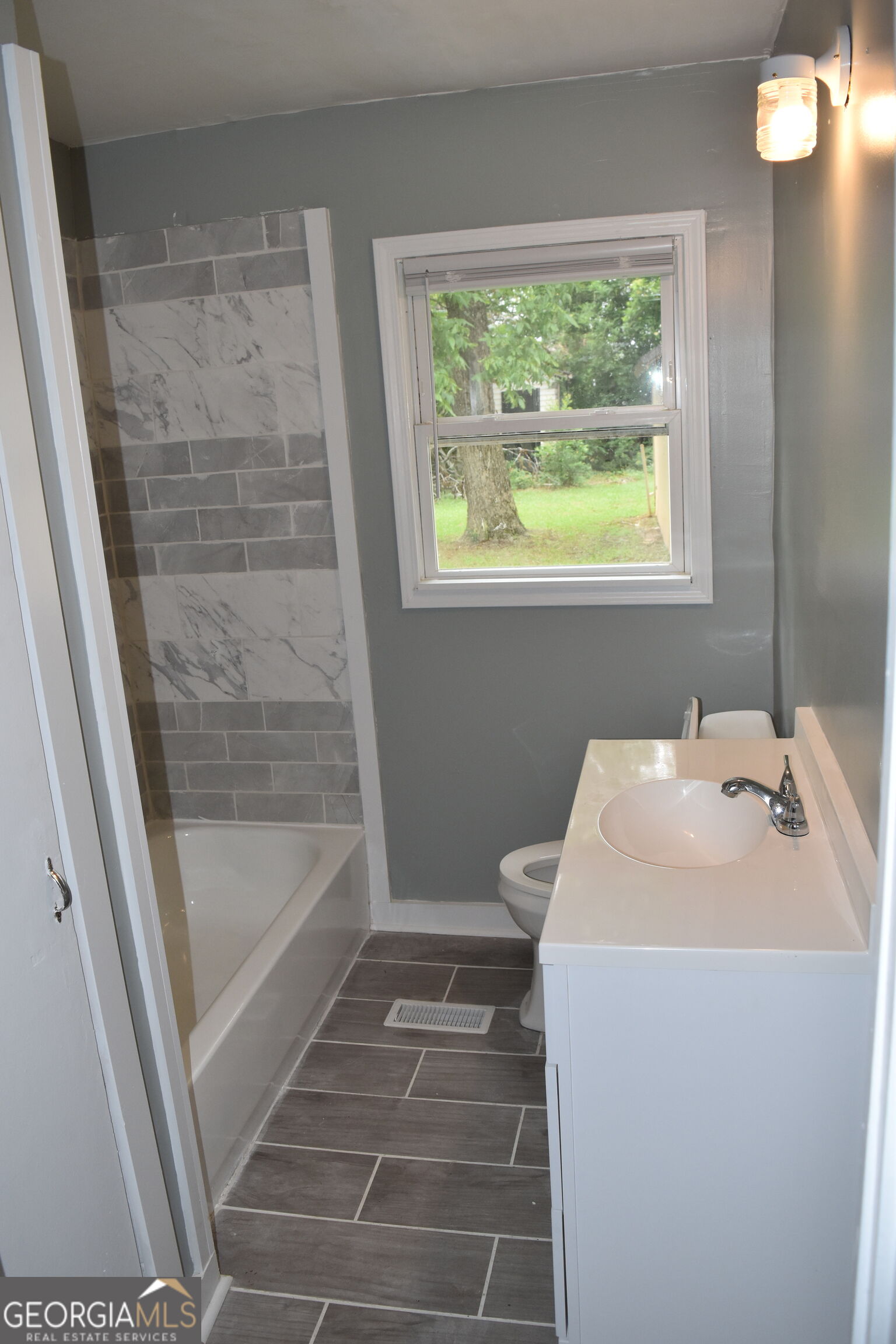 224 Oak Property Photo 7
