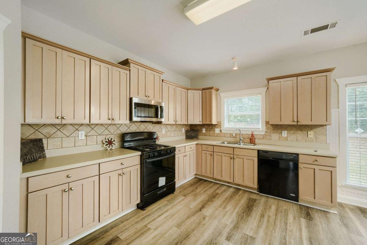421 Bedford Crossing Property Photo 4