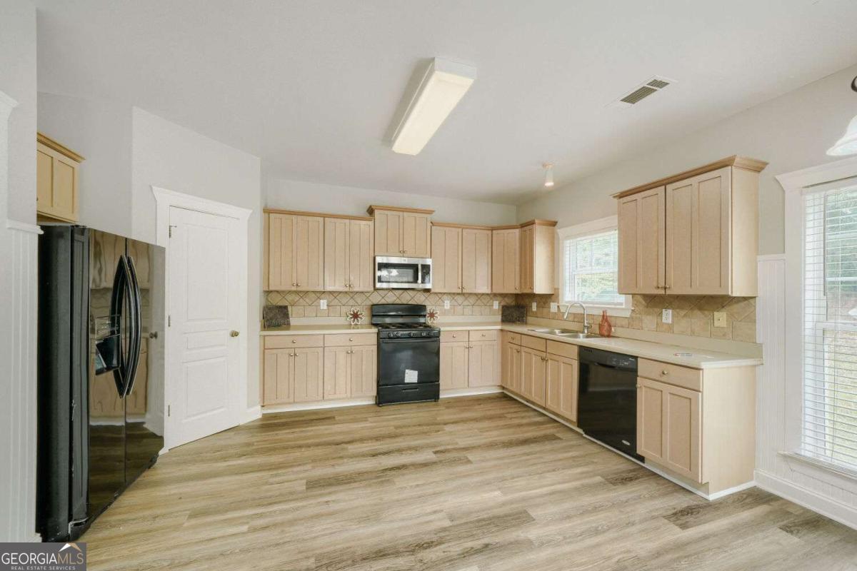 421 Bedford Crossing Property Photo 5