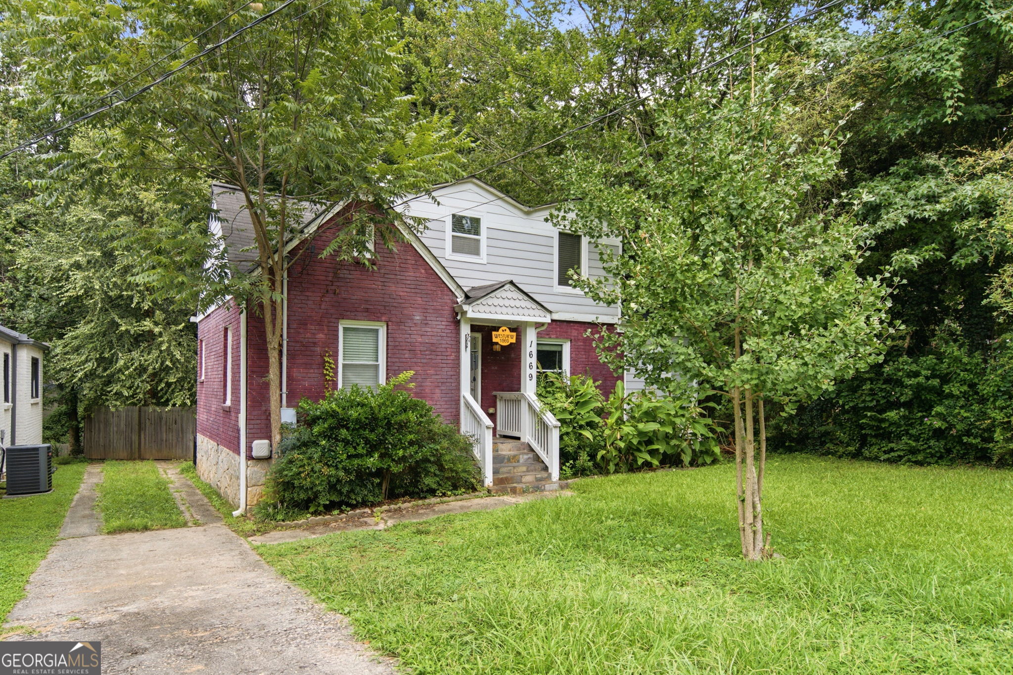 1669 Emerald Avenue Sw Property Photo 2