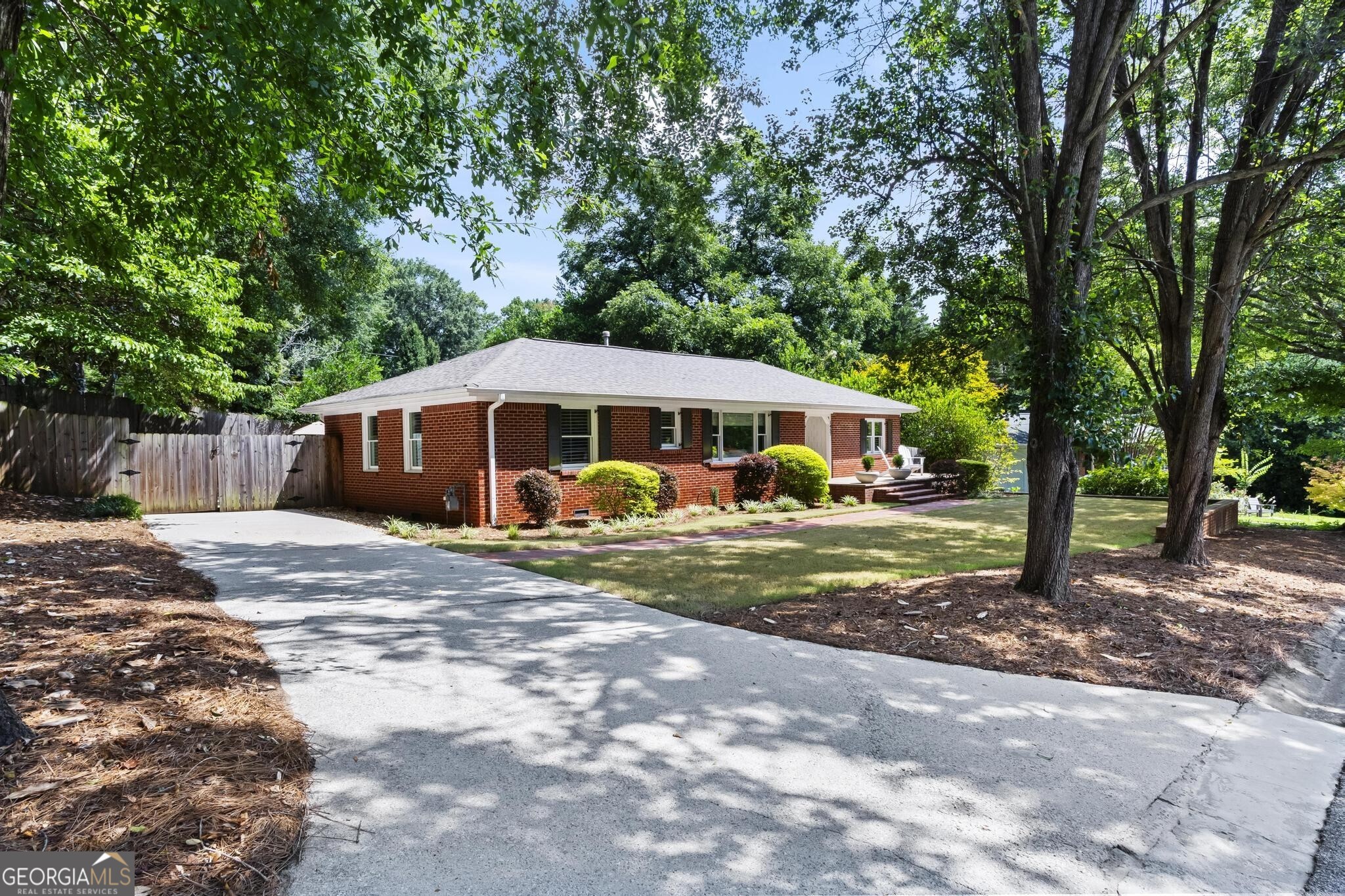1457 Spruce Drive Se Property Photo 3