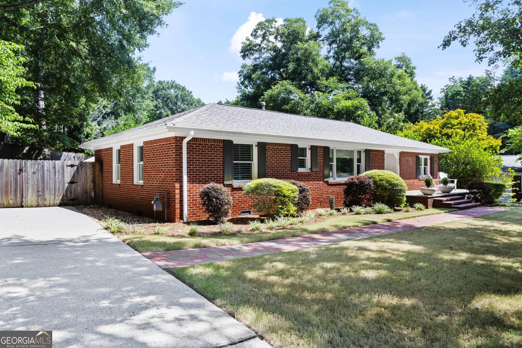 1457 Spruce Drive Se Property Photo 4