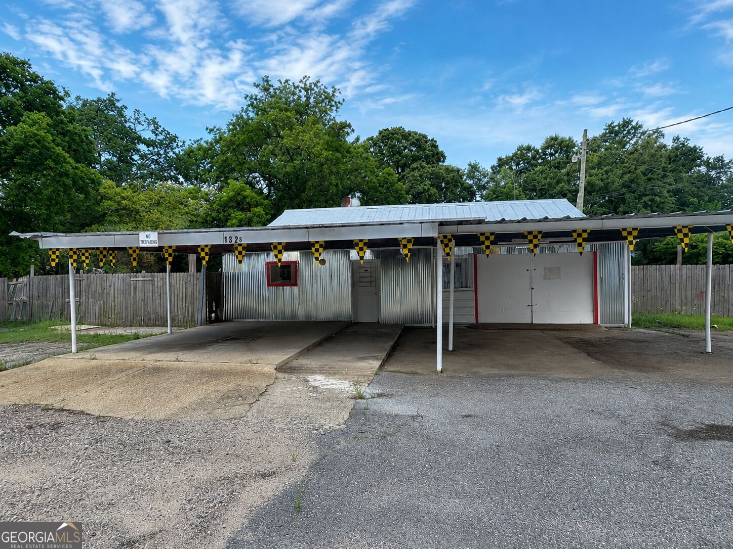 1328 E Broad Avenue Property Photo 3