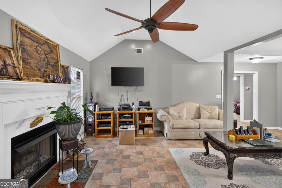 2025 Clarkston Drive Property Photo 11