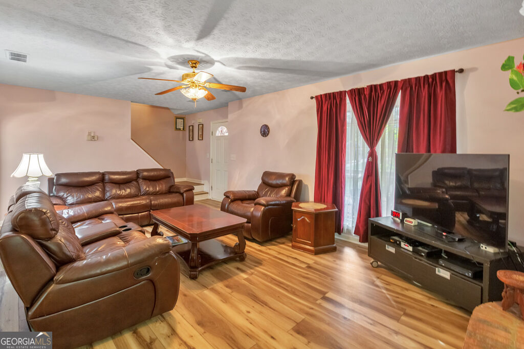 1675 Round Road Property Photo 4