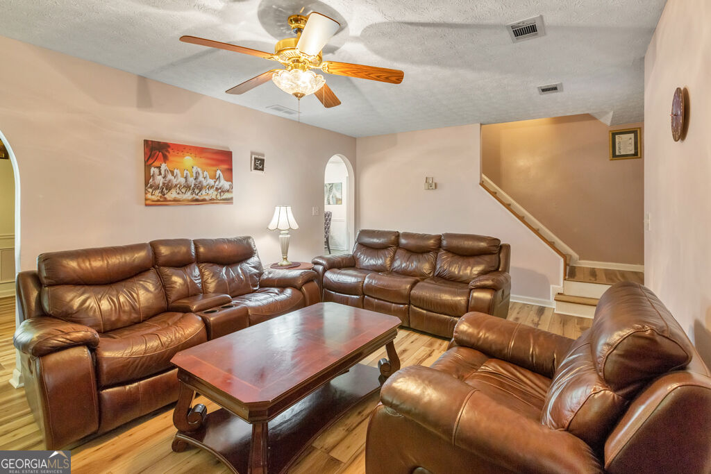 1675 Round Road Property Photo 5