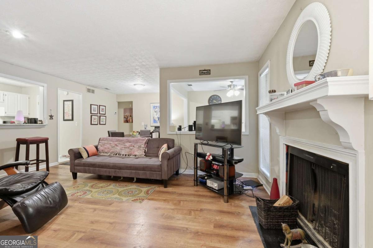 4012 Woodridge Way Property Photo 3