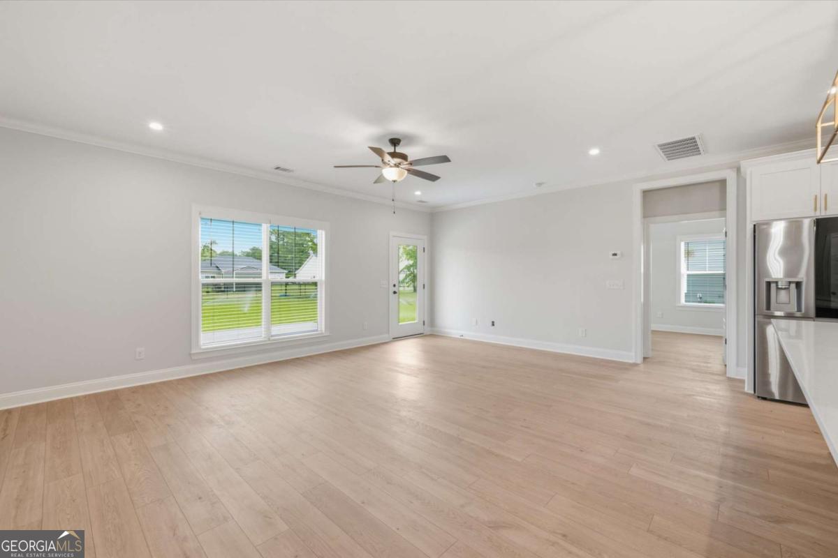 93 Ennis Road Property Photo 6