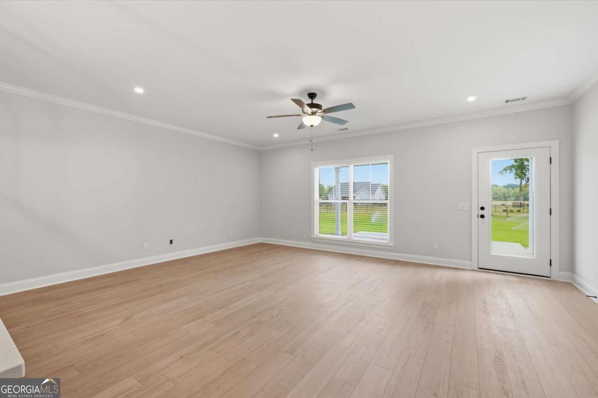 93 Ennis Road Property Photo 7