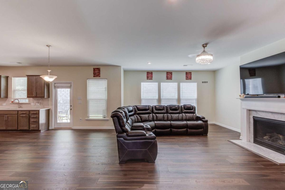 4819 Sierra Creek Drive Property Photo 10