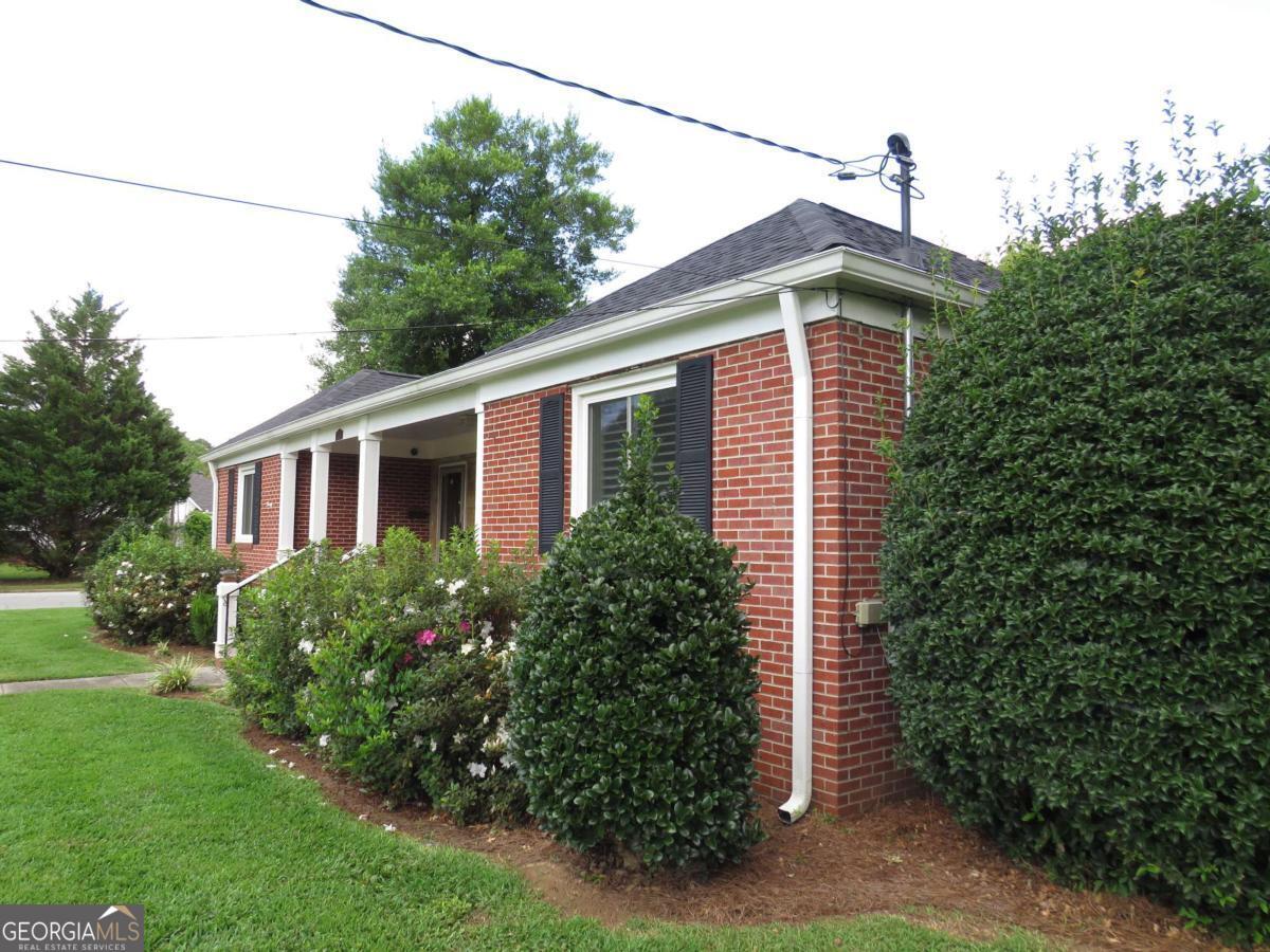 318 N College Street Property Photo 5