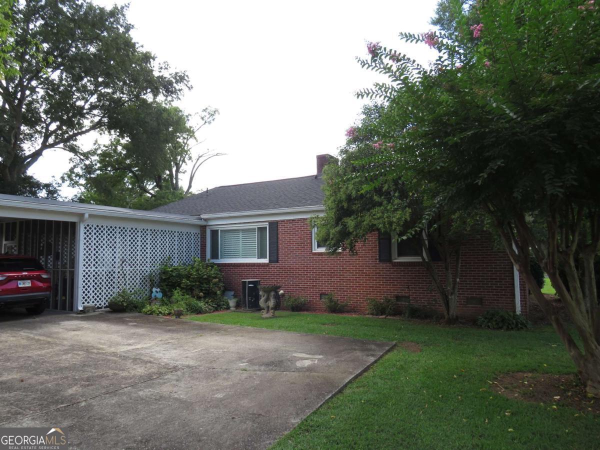 318 N College Street Property Photo 8