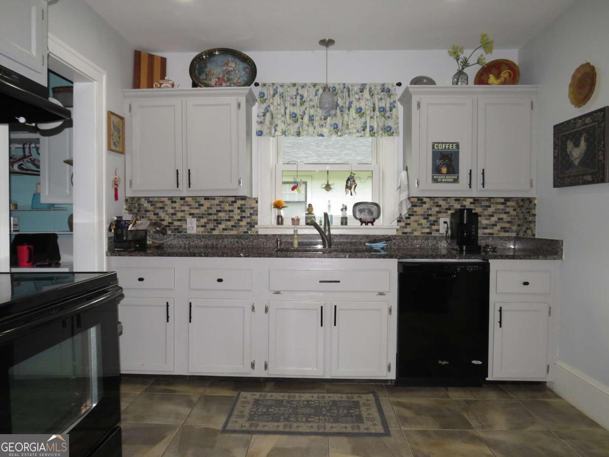 318 N College Street Property Photo 10