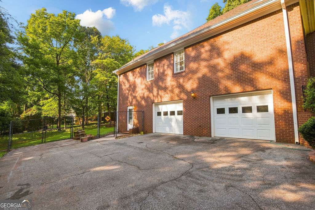 245 Deerhill Drive Property Photo 4