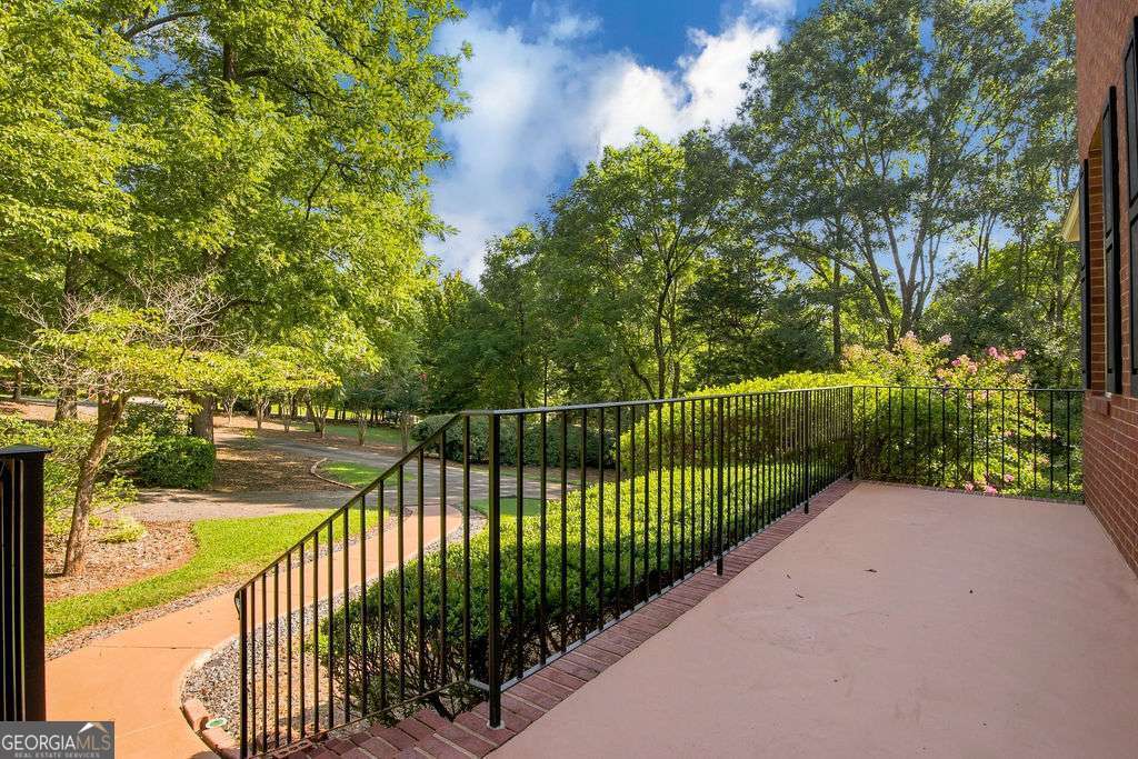 245 Deerhill Drive Property Photo 7