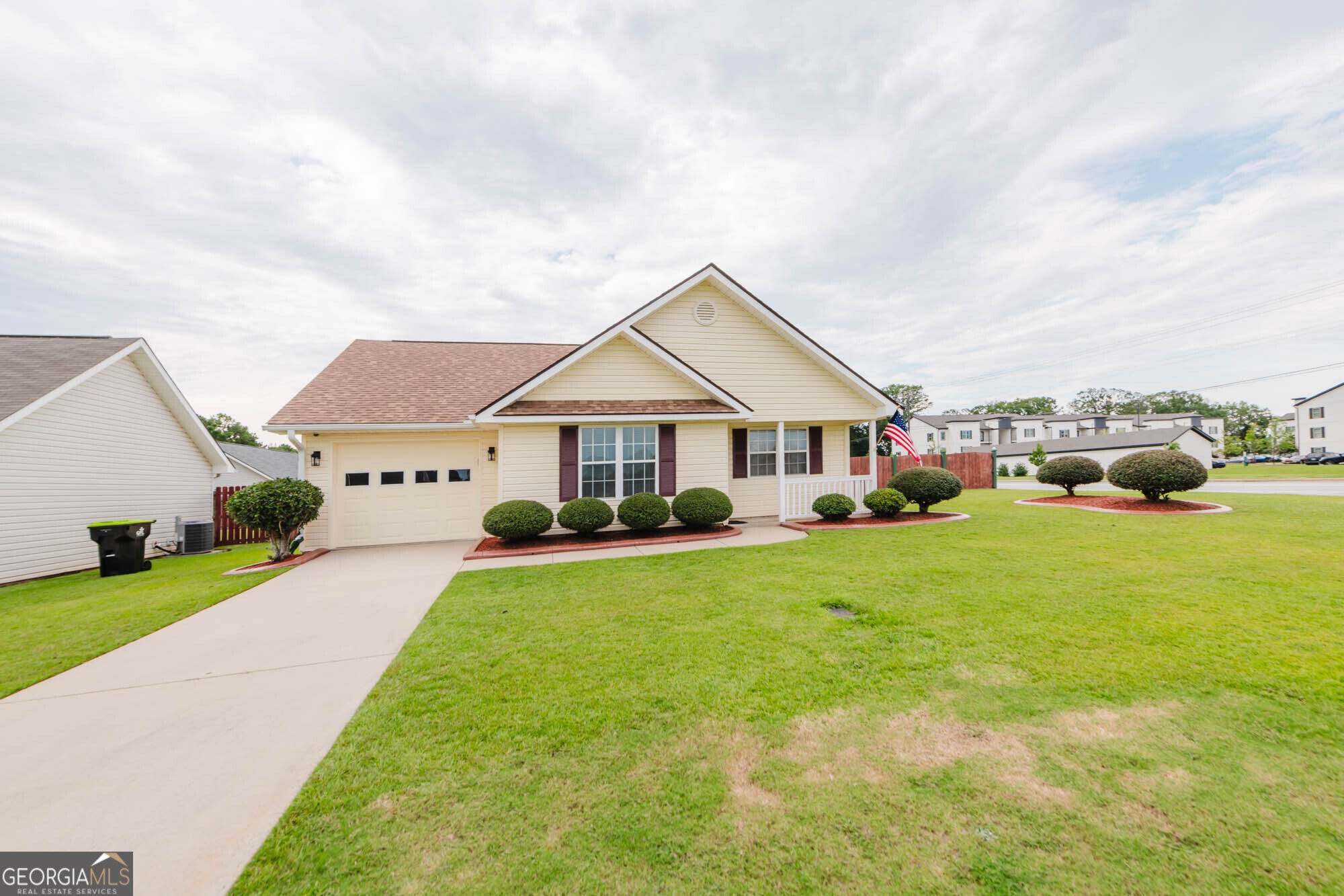 605 Deerfield Circle Property Photo 1