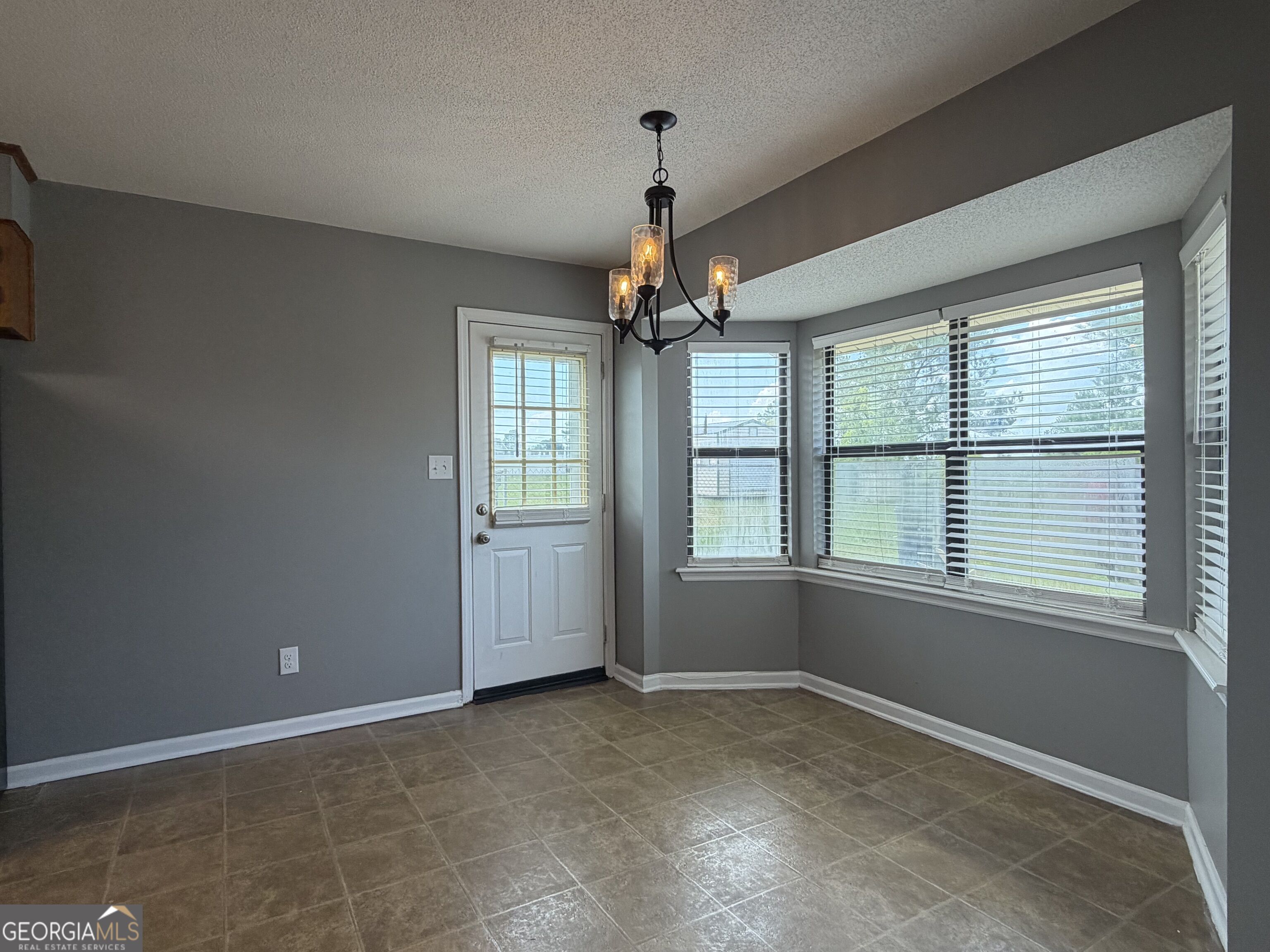2707 Tara Heights Court Property Photo 3