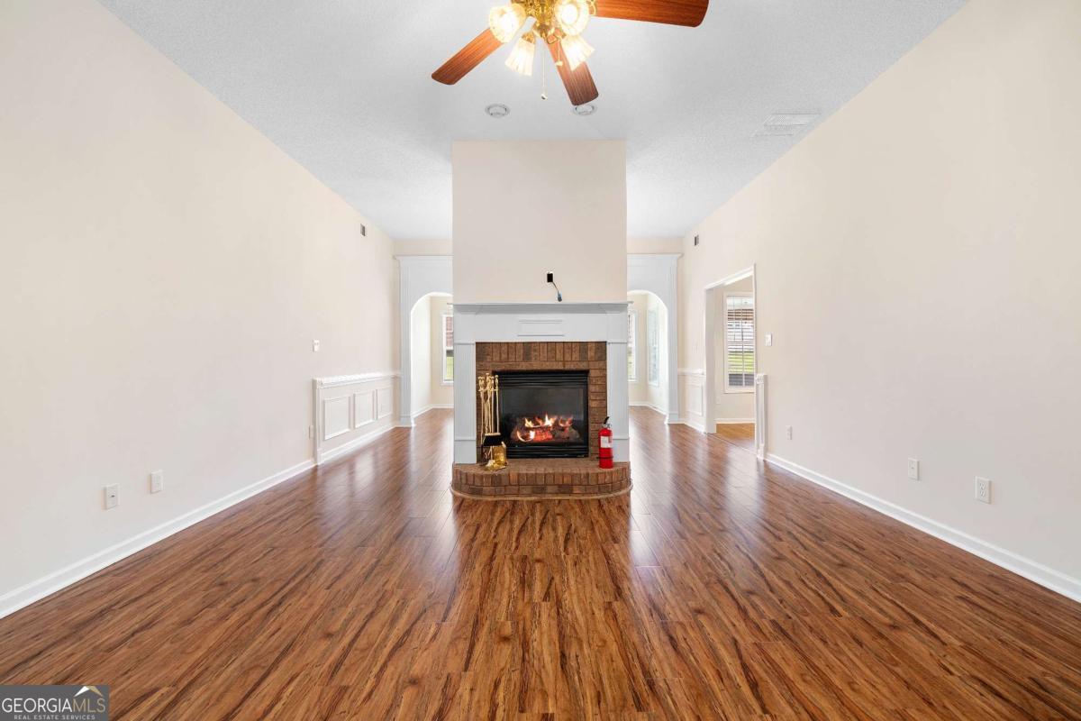 235 Prominent Loop Property Photo 18