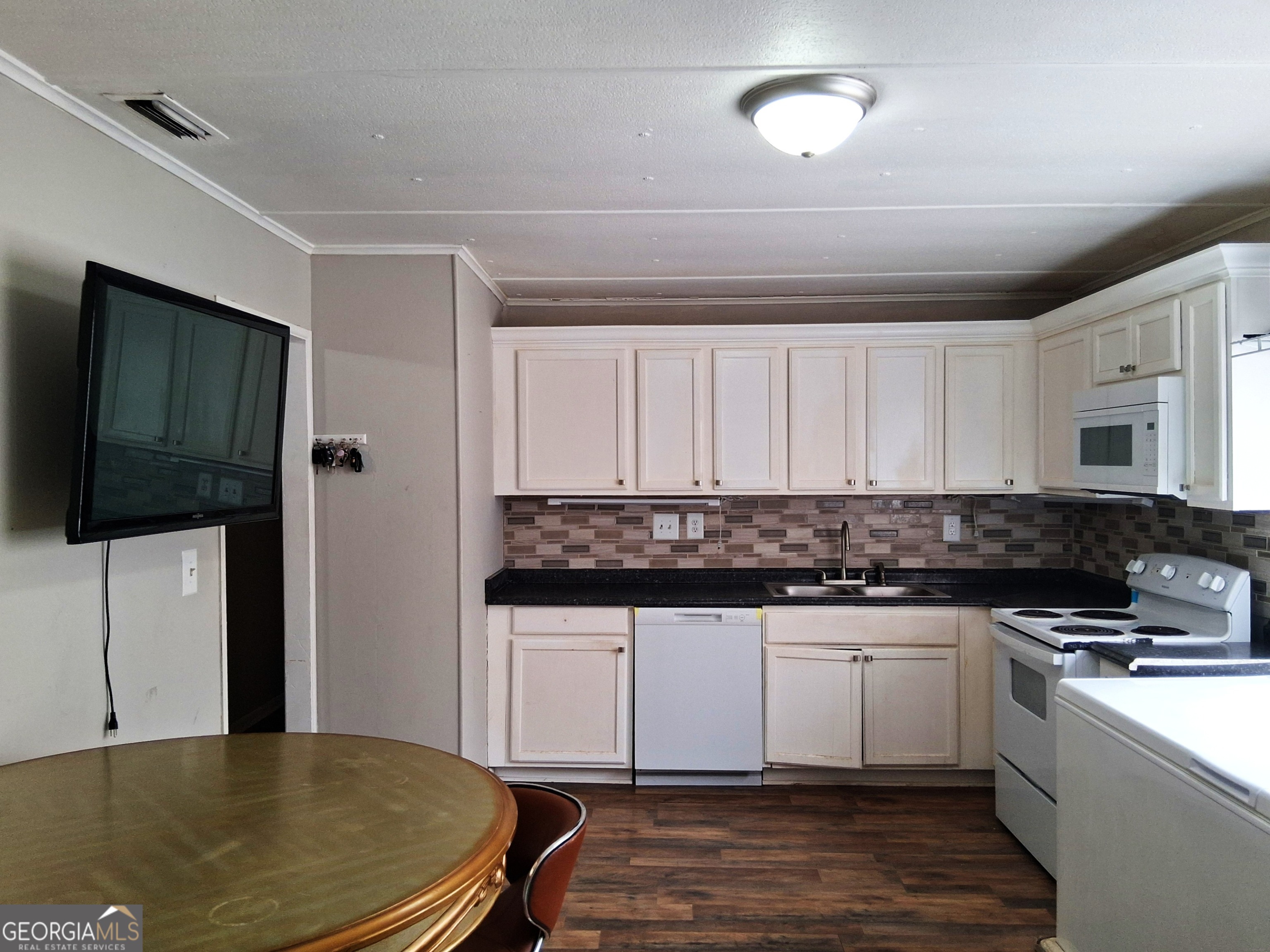 2732 Village Green Lane Property Photo 3
