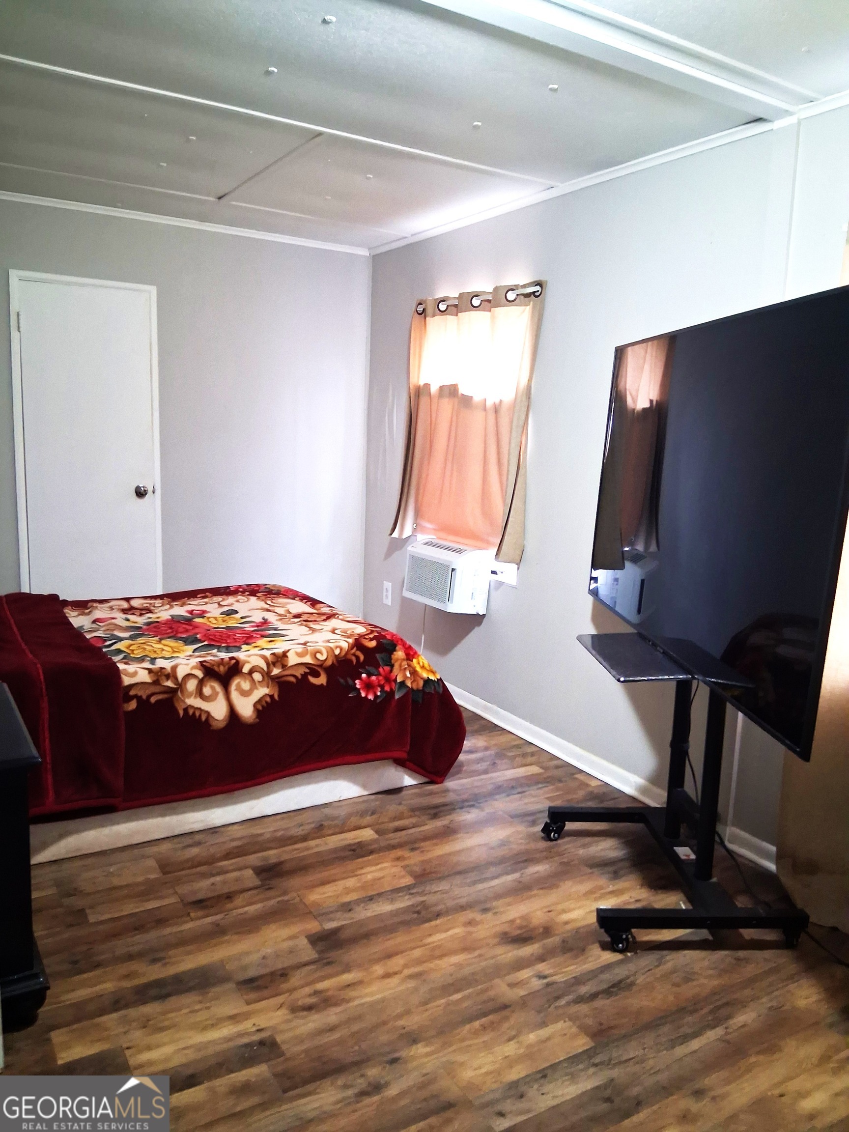 2732 Village Green Lane Property Photo 6