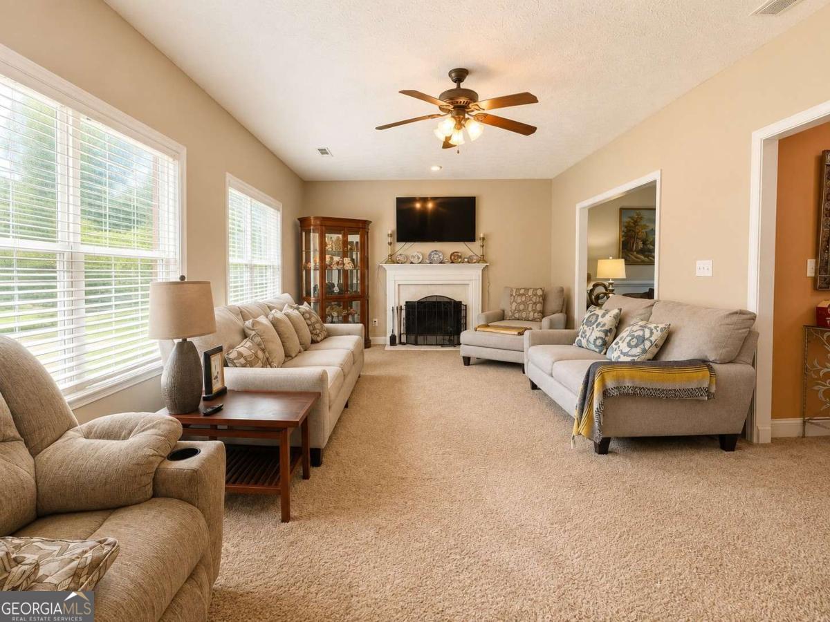 125 Stewart Glen Drive Property Photo 4