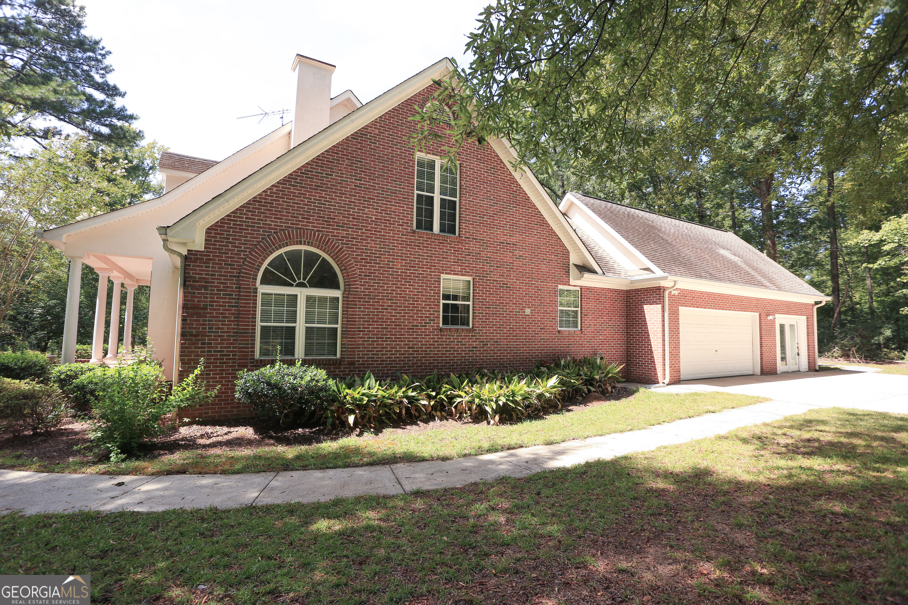 421 Creekside Drive Property Photo 3