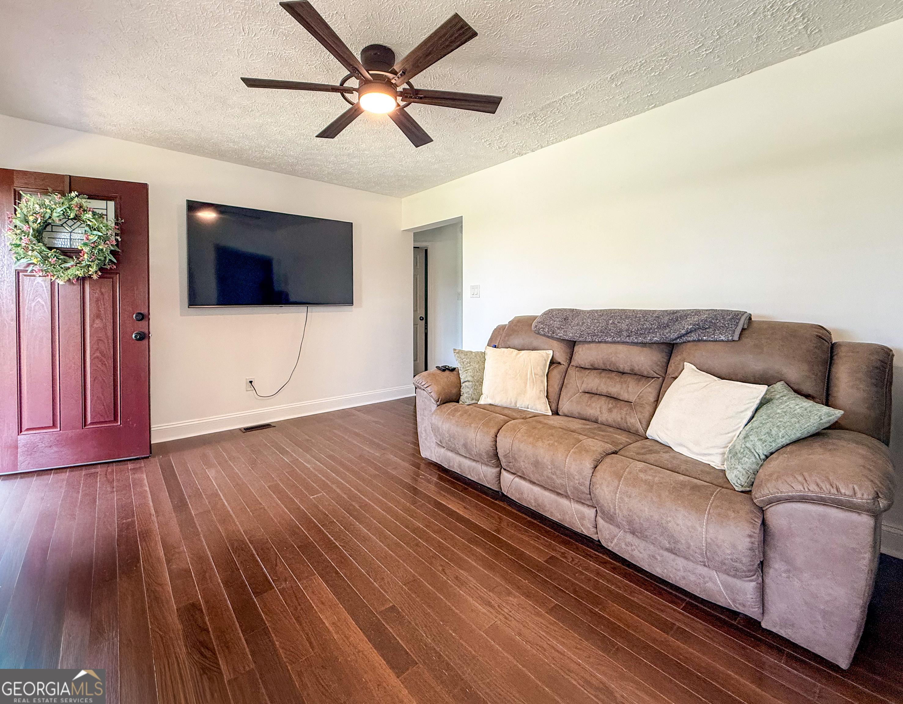39 E Point Drive Property Photo 4