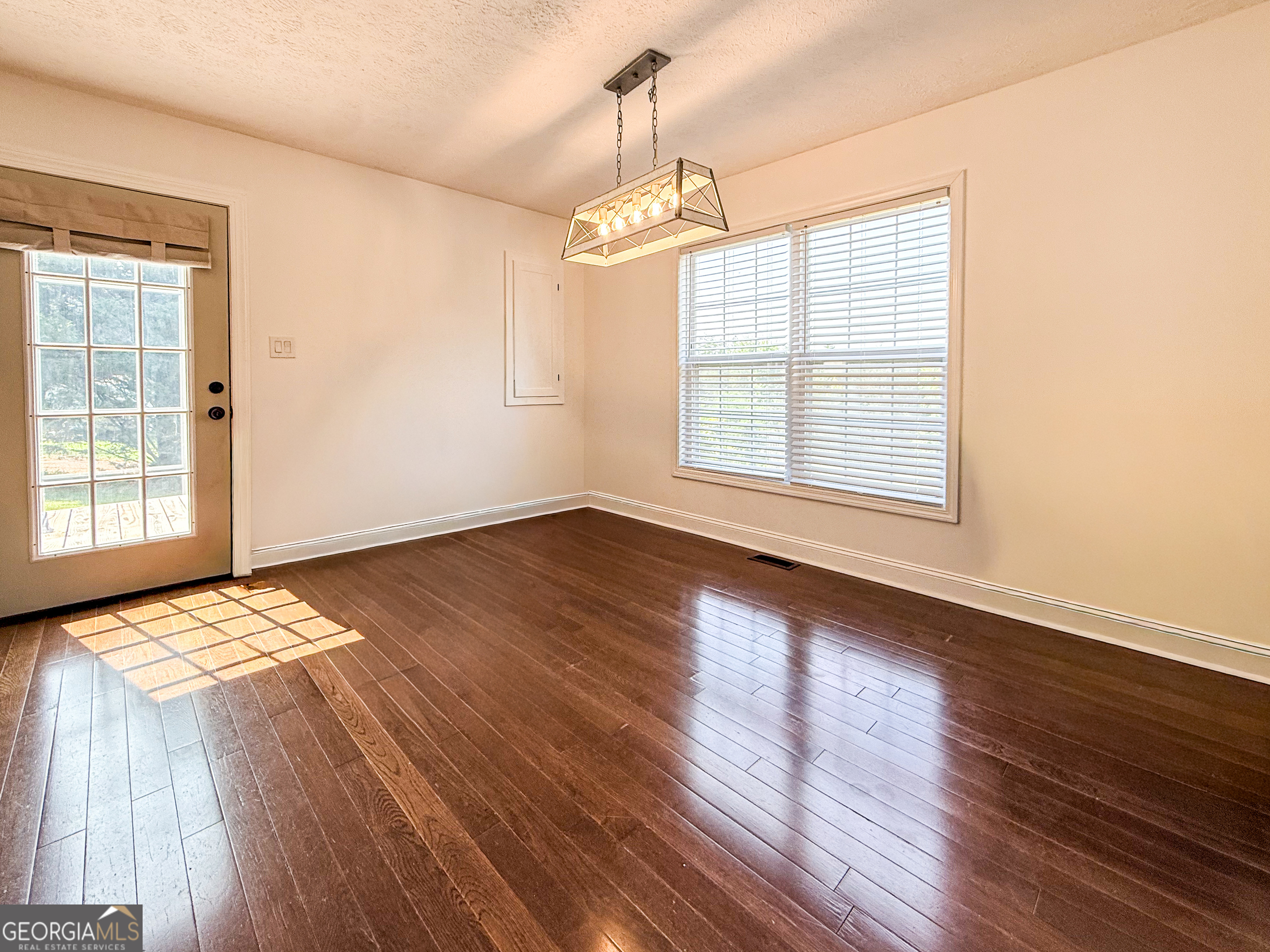 39 E Point Drive Property Photo 6