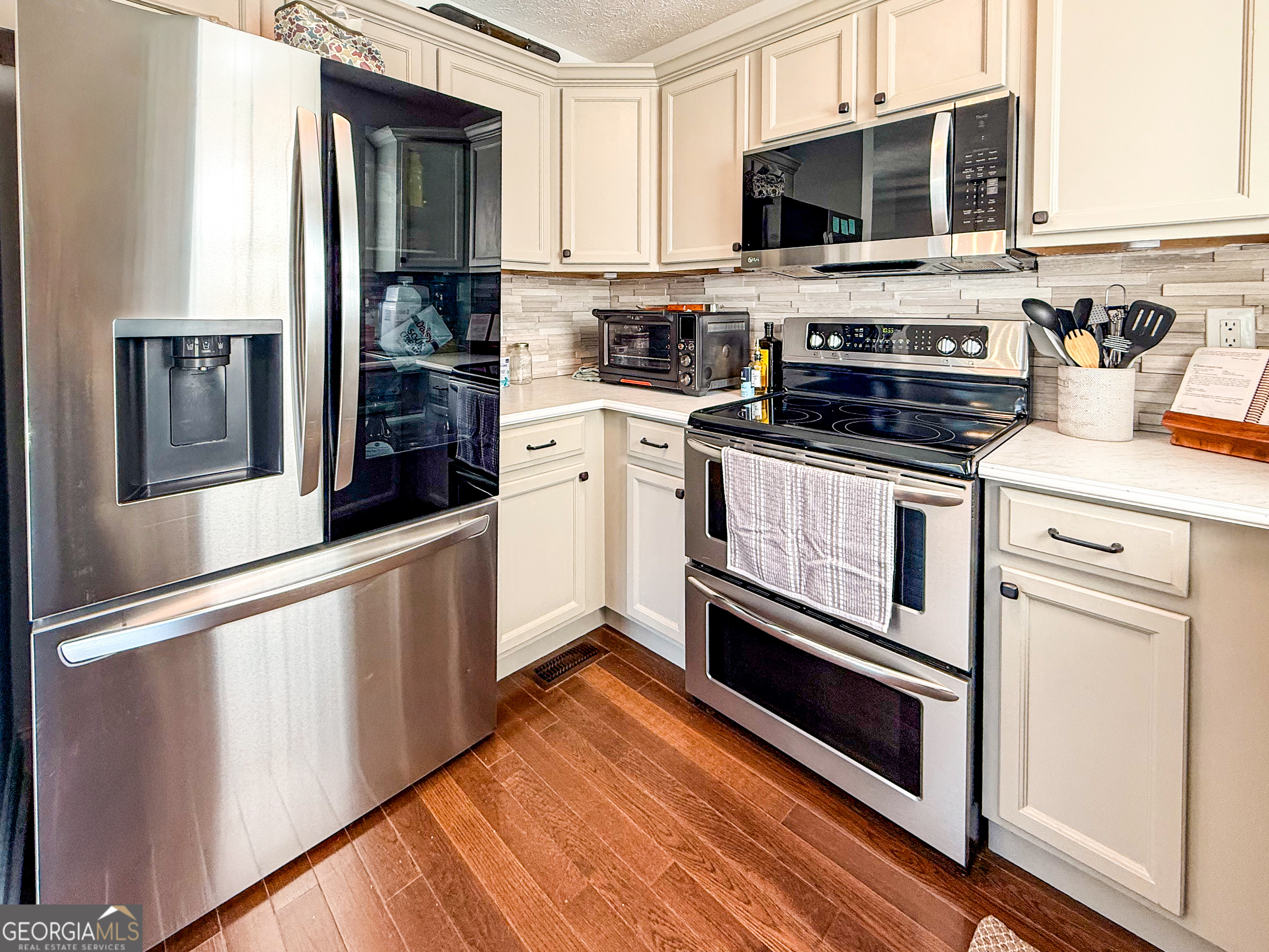 39 E Point Drive Property Photo 9