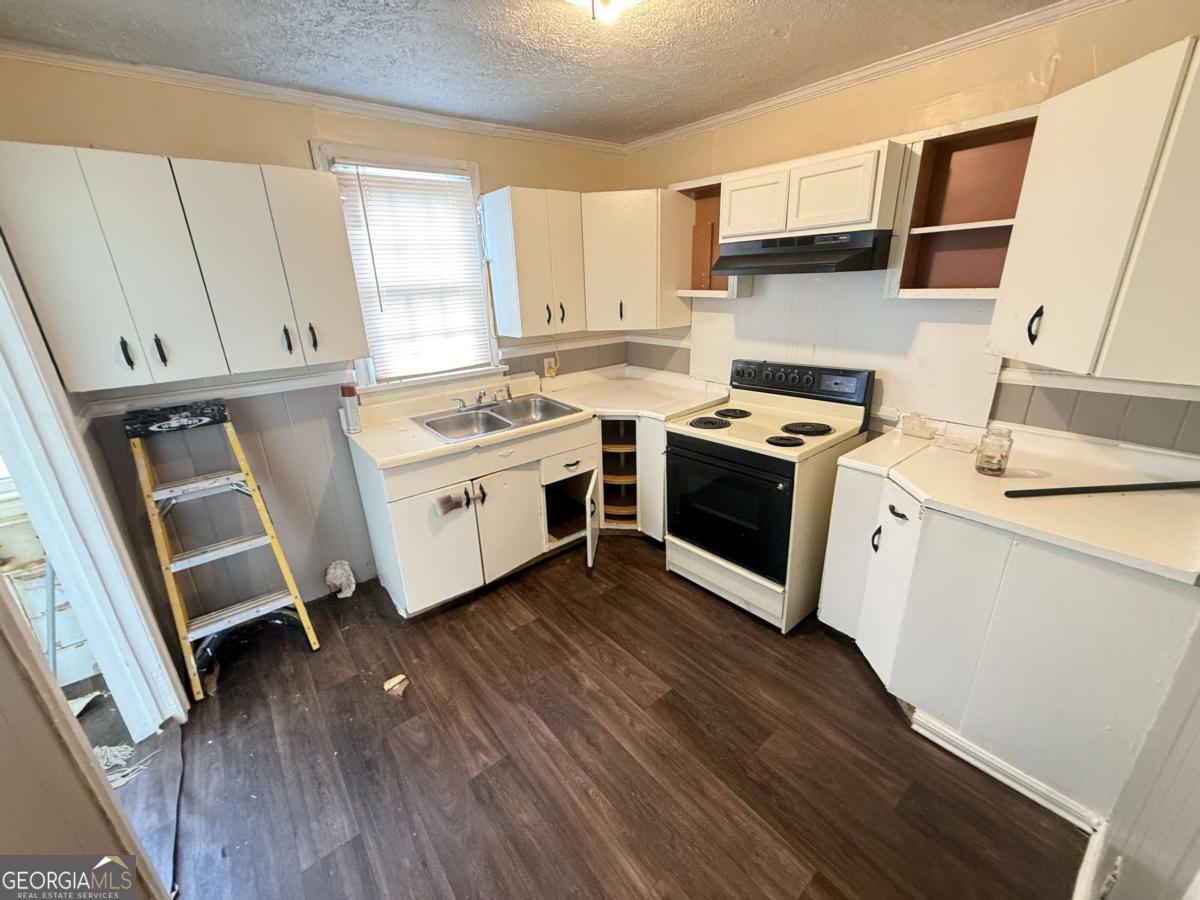 1562 Burton Avenue Property Photo 4