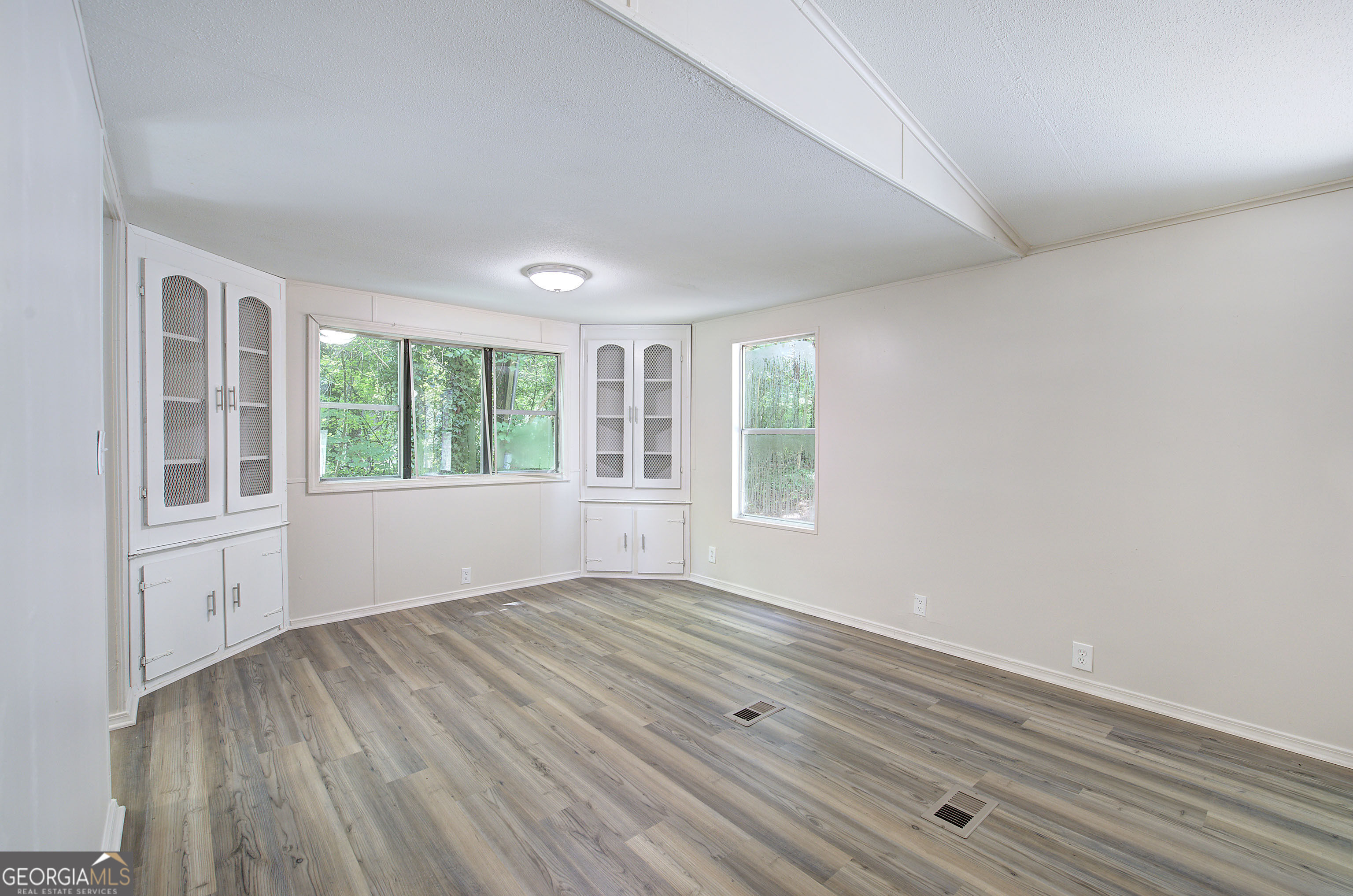 5160 E Holiday Court Se Property Photo 9